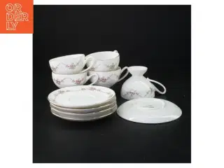Porcelænskaffestel med blomstermotiv fra Benedikte (str. Diameter 13 cm og 7 x 10 cm)