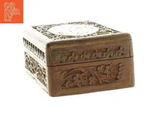 Udsmykket trææske (str. 15 x 10 x 6 cm)