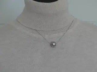 18 K hvidgulds halssmykke med diamanter