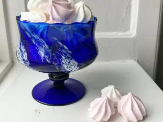 Blå m swirl og hvidmelering, på fod