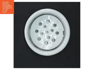 Rund hvid emaljefad med perforeret indsats (str. Ø 14 cm)