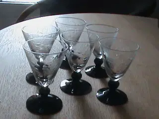 Portvins- og hedvinsglas med sort fod 