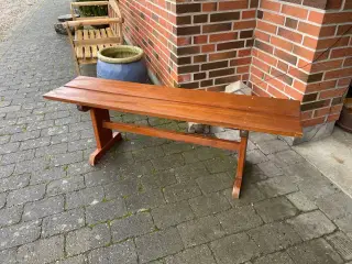 Bænk i hårdttræ