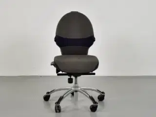 Rh extend kontorstol med gråbrun polster med grå bælte