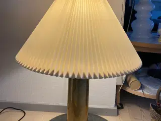 Gulvlampe med leklintskærm