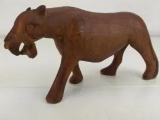 Leopart i træ
