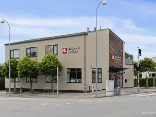 Velholdt og indbydende domicillejemål med stor eksponering - velegnet til kontor eller showroom