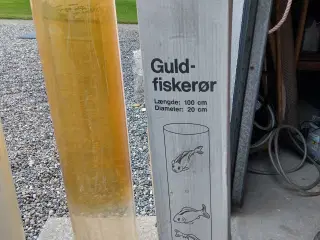 Glasrør til fisk i havebassin 