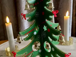 Fint træ juletræ med pynt.