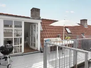Charmerende lejlighed med egen tagterrasse