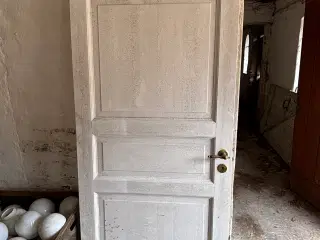 Dør i træ