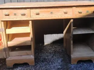 Rummelig og solid skrivebord