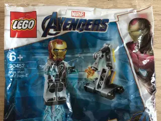 30452  Iron Man and Dum-E