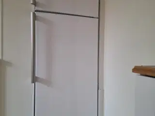 Køleskab med lille skabsfryser sælges pga. flytnin