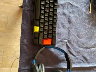 Tastatur og headset 
