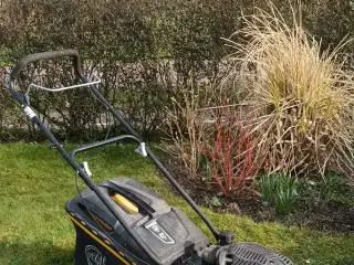 Benzindrevet plæneklipper 