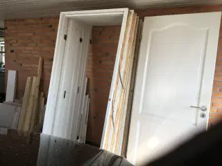 Hvidmalede fyldningsdøre