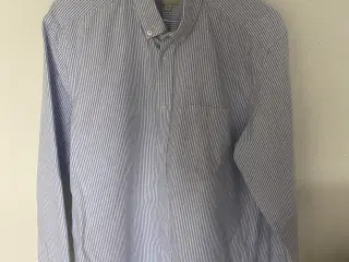 Lyseblå og hvid stribet skjorte