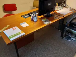 Pænt stort skrivebord