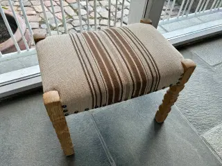 Puf / Skammel i egetræ, med betræk. 