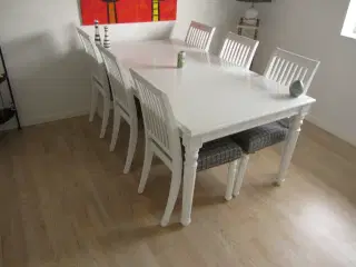 SPISEBORD og SOFABORD.
