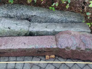 Granit, gamle, hugget i dansk granit.