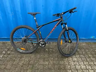 GT Karakdram Mountainbike – Sort, Blå, Rød