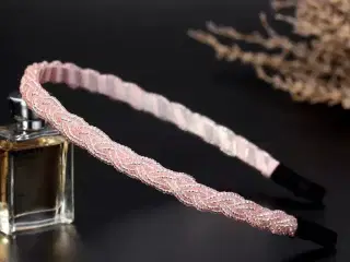 Smuk lyserød hårbøjle med perler i lyserød 