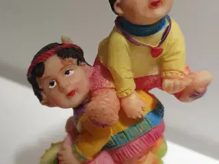 Figur - 2 børn der leger indianer 