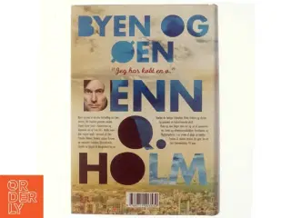 Byen og øen : roman af Benn Q. Holm (f. 1962) (Bog)
