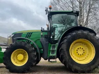 John Deere 6170R AutoPower, med frontlift og stor hjul montering.