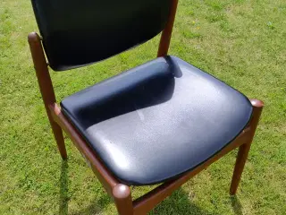 Erik Buch stole i teak og skai