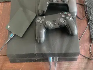 PS4 med 2 contr. Samt intern harddisk 
