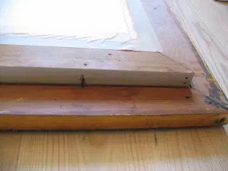 Guldfarvet træramme. Gammel, med patina