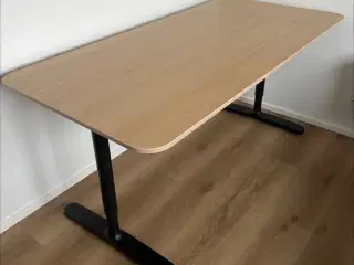 Skrivebord justerbar