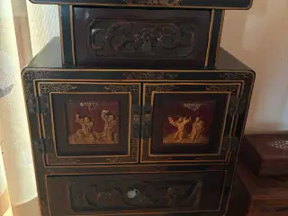 Antikt lille møbel med skuffer og 2 små låger