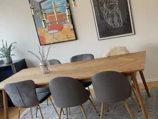 Spisebord med sildeben i egetræsfinér