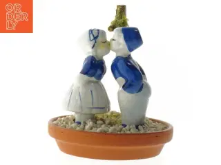 Dekorativ porcelænsfigur af kyssende børn (str. 14 cm)