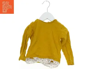 Gul bluse med blomsterdetaljer fra H&M (str. 80)