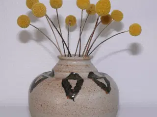 Keramik vase med dekor signeret af R. Dahlström