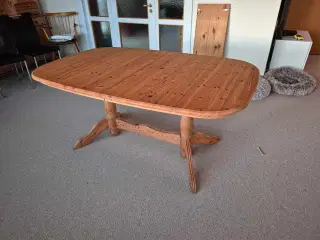 Spisebord i fyrretræ