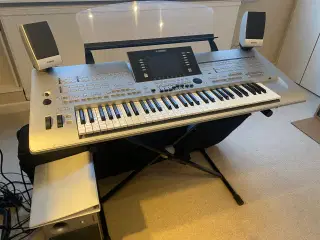 Yamaha Tyros 4 - med tilbehør.