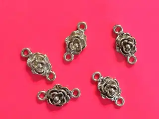 Smykkefremstilling. Mellemdele formet som roser