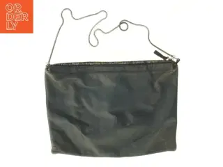 Sort skuldertaske i læderlook (str. 36 x 26 cm)