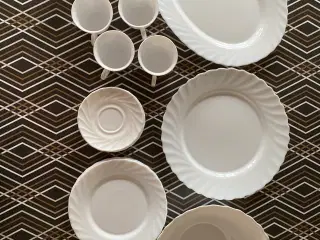 Kopper, tallerkener, skål og fade i samme mønster