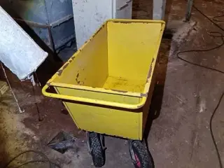 - - - Fodervogn 4 hjulet ca. 200 liter