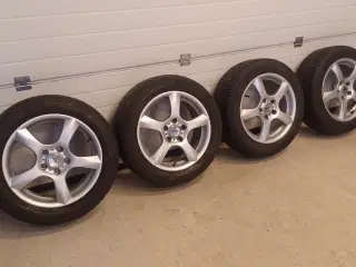 VW, Skoda alufælge med vinterdæk.