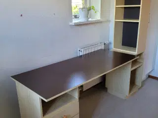 Skrivebords-arrangement / Arbejdsbord-arrangement