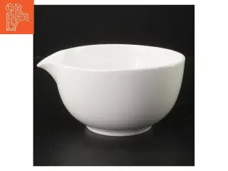 Hvid skål med hældetud (str. Ø 14,5 cm)