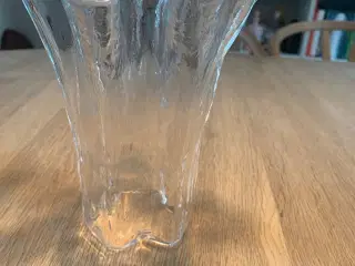 Tulipanvase i klar riflet glas